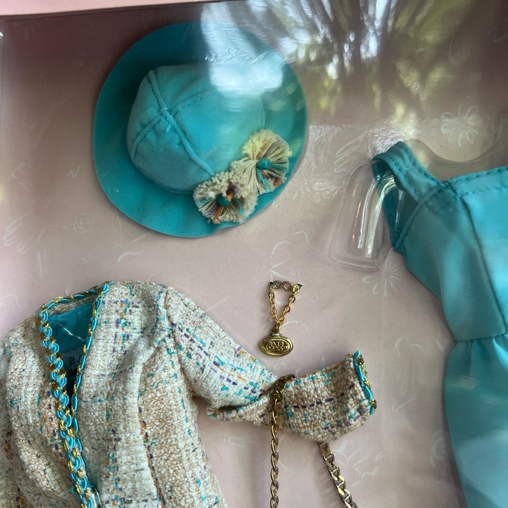 Gallery Opening Barbie Boxed Doll Fashion from 1997. Brand New Never Opened - Picture 4 of 5